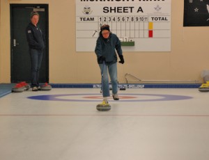 Nina send a curling stone